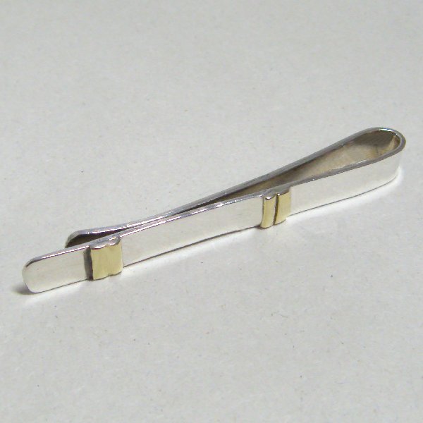 (tl1117)Tie lock in silver, gold appliques.